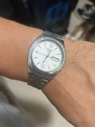 Relógio Seiko 5 com calendário