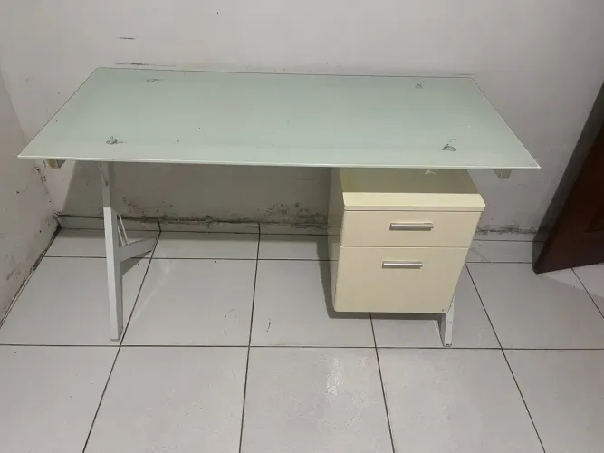Mesa Escritório/Estudo com gavetas e Tampo de Vidro