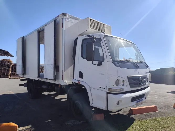 Caminhão baú refrigerado