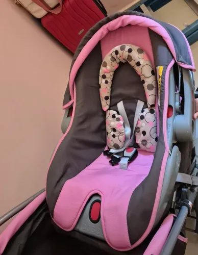 Carrinho de bebê + bebê conforto. 450 reais.