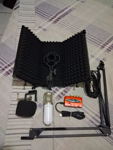Kit podcast: Microfone BM800 + Interface Behringer + Isolamento Portátil