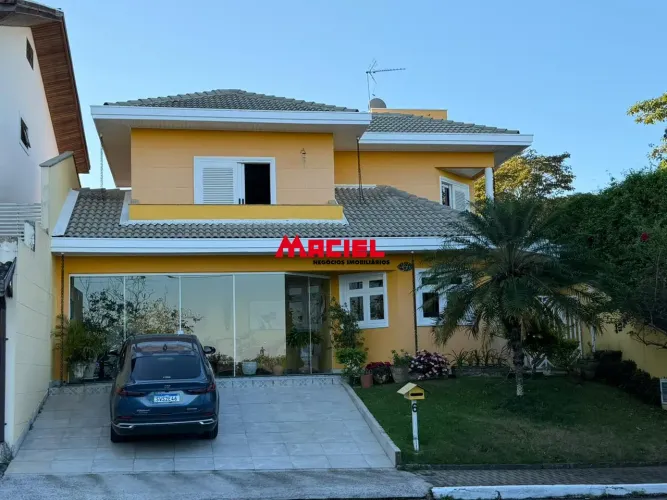 Casa de Alto Padrão à Venda no Condomínio Portal da Serra | 240m² de Construção, 3 Quartos