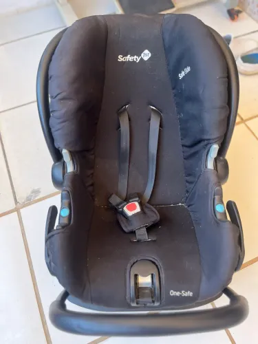 Carrinho de bebê e bebê conforto safety 1