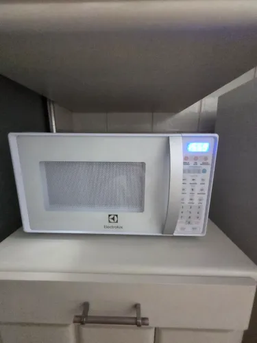 Microondas semi novo menos de 1 ano de uso