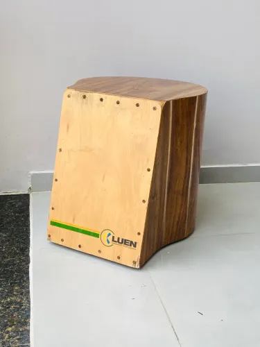 Cajon Acústico Jumbo Luen com acabamento em verniz natural.