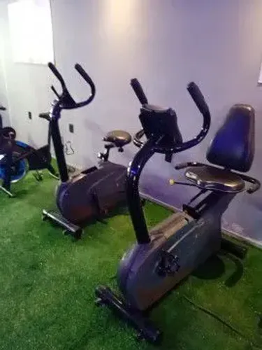 Três Equipamentos de academia