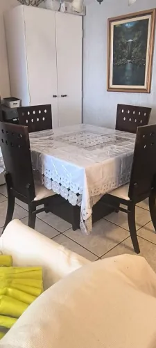 Sala de jantar com 4 cadeiras