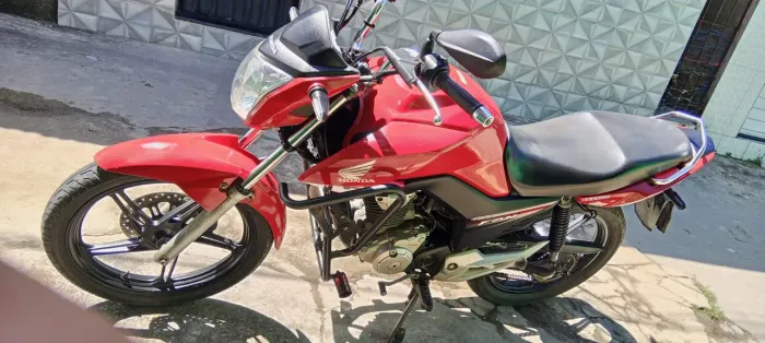 Vende-se uma moto em ótimo estado de condições.