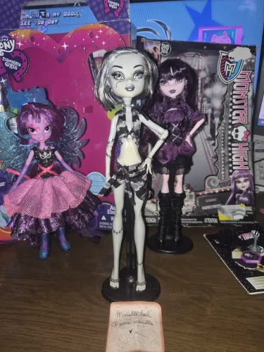 Boneca Monster High - Frankie Stein: fuga da ilha do esqueleto