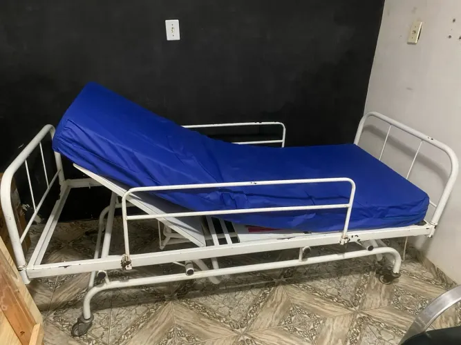 Cama hospitalar reforçada reclinavel com colchão capa permeável