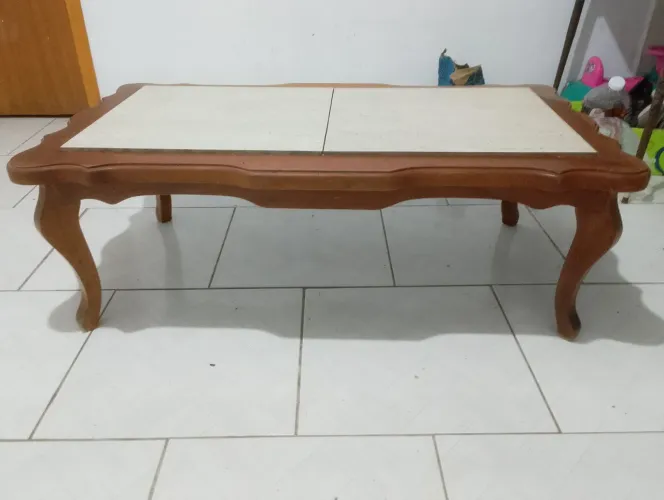 Mesa de Centro Clássica em Madeira com Pés Curvados (120x61cm)