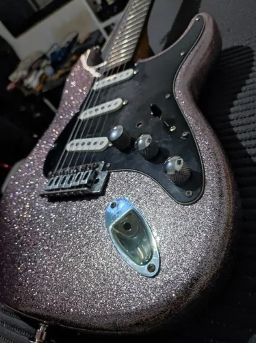 Guitarra Squier Sparkle rose gold