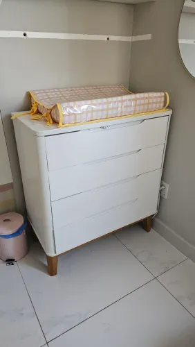 Comoda curve, cantos arredondados e pés de madeira!