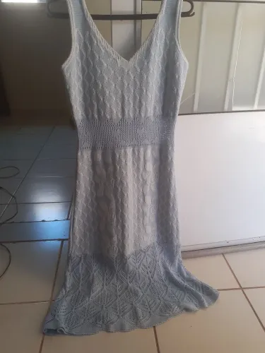 Vestido lindo , decoteV com detalhes em crochê