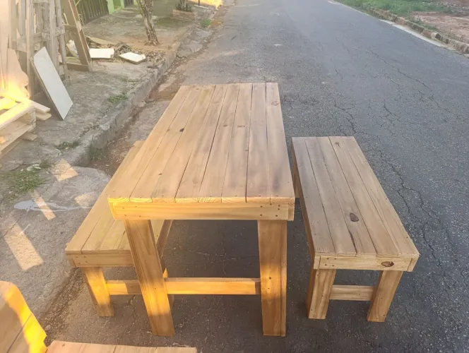 Mesa rústica com 2 bancos