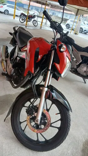 Titan 2020 vermelha