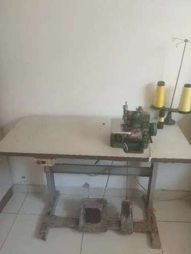 Maquina overloque chinesinha/ verdinha