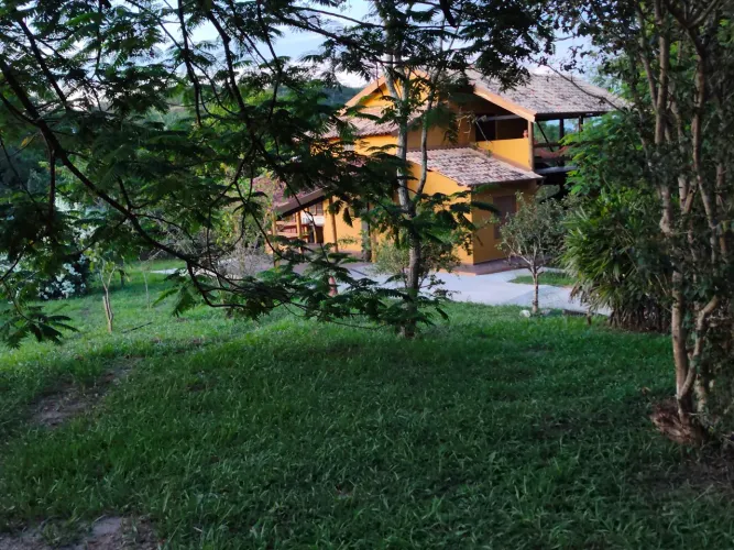 Refúgio Exclusivo a Minutos da Cidade: Seu Chalé dos Sonhos em Meio à Natureza! 