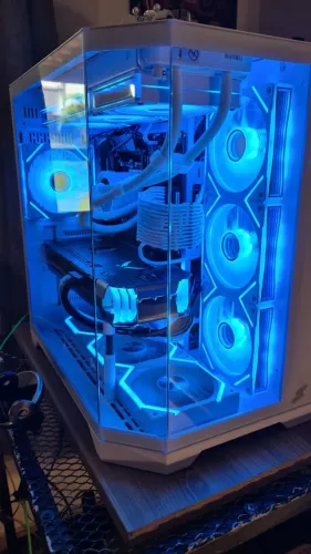 Ryzen 9 3900X + ASUS TUF Gaming B550M + 16gb + RX 6700xt 12gb Red Devil + NVMe 1T