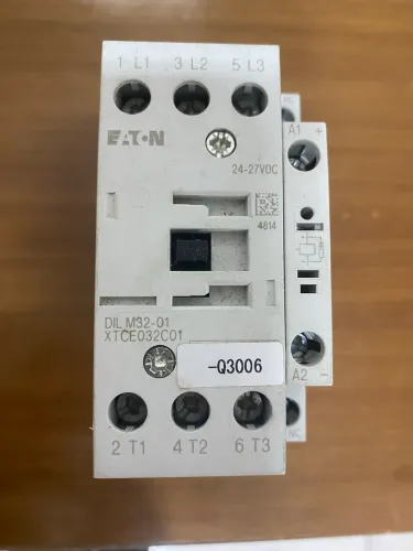 Contator de potência tripolar da marca Eaton, modelo DIL M32-01