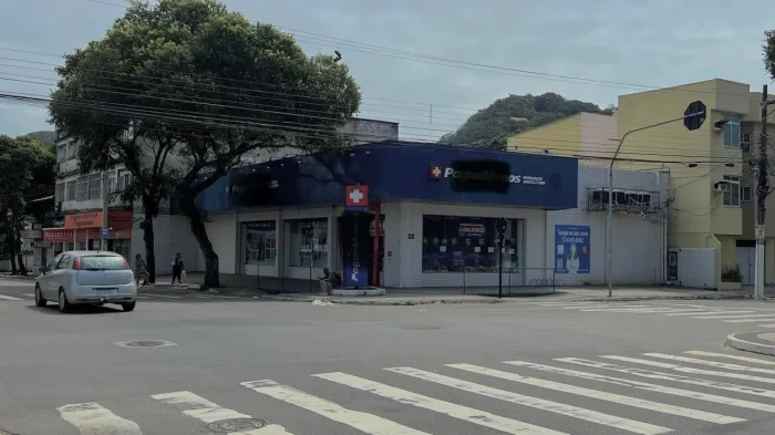 Excelente farmácia de esquina em VV