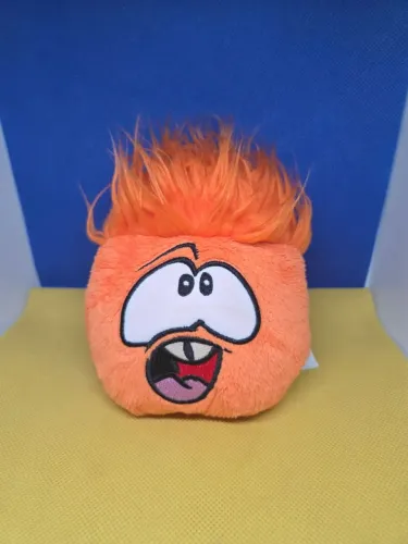 boneco de pelúcia do Puffle Laranja do jogo Club Penguin, da Disney.