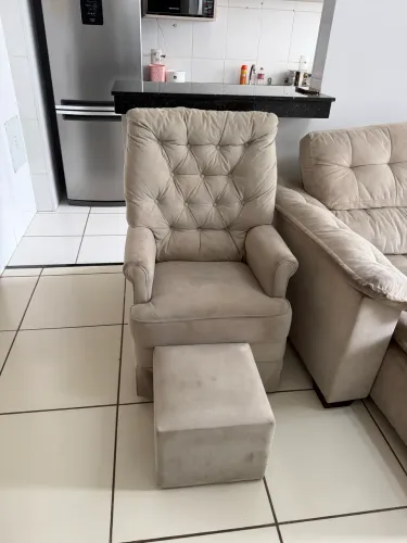 Poltrona amamentação + puff 