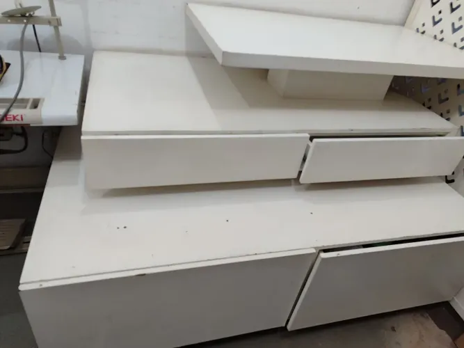 Mesa com gaveta