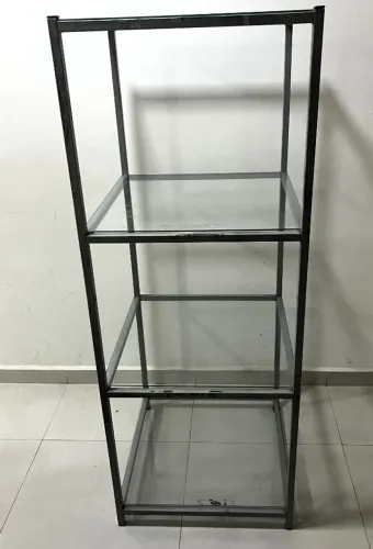 Estante de ferro com prateleiras de vidro