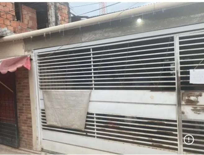 Vendo casa com 2 quartos, sala, cozinha, banheiro, garagem e pequeno ponto comercial.