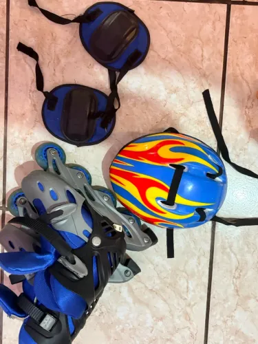 Vendo patins +capacete e tornozeleira 30a36