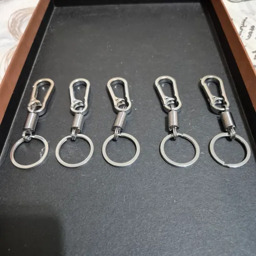 Chaveiro de metal com mosquetão com mola intermediária