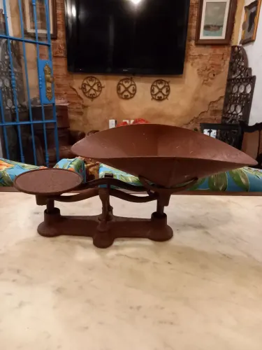 Balança analógica. Ferro fundido.