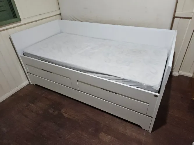 Cama (bicama) com gavetas e dois colchões 