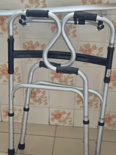 Andador leve ,2 níveis de altura, articulado ,leve
