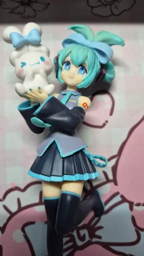 HATSUNE MIKU X CINNAMOROLL RÉPLICA BOOTLEG FIGURE