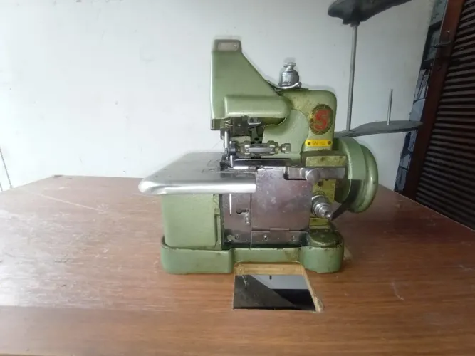 Máquina de costura overloque