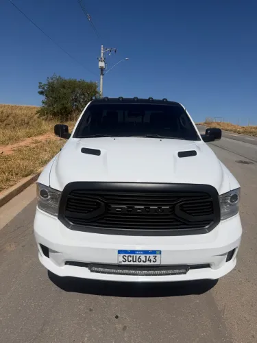 Ram Classic Laramie 5.7 V8 16V Gasolina 4X4 Aut. 2022