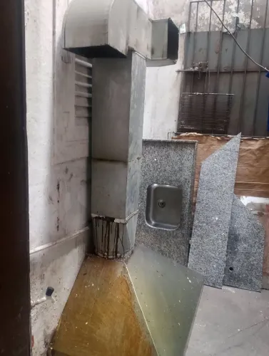 Vende uma coifa com motor exastor e uma pia de mármore com bancada..