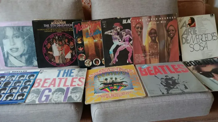 `Lote 11 LPs Vinil Antigos - Beatles, Bob Dylan, Three Degrees, Mercedes Sosa, Black Beat`