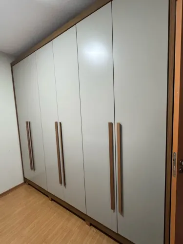 Guarda roupa semi novo 