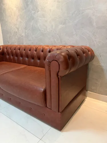 Sofá em couro marrom elegante