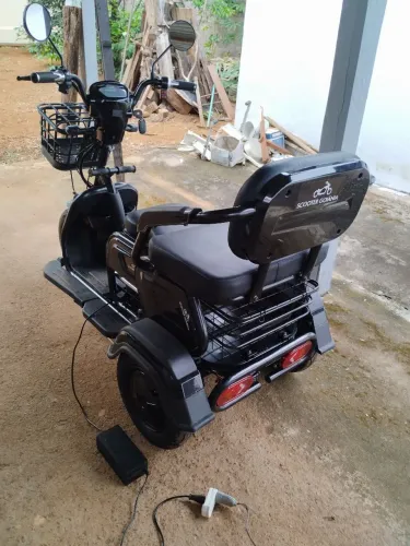 Triciclo de três lugares