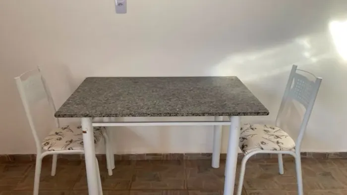 Mesa de cozinha com duas cadeiras