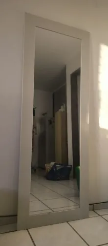 Espelho grande com moldura branca