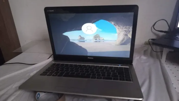 Notebook Philco 14i+2gb em bom estado Apenas Marcas de Uso 