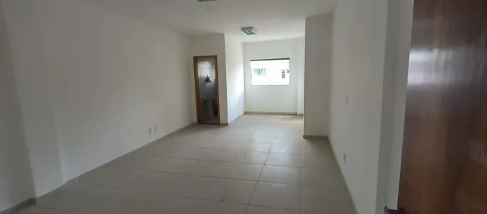 Alugo salas comerciais com sanitário privativo em região central a poucos metros da Av. Ba