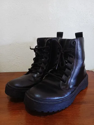 Coturno/bota (feminino) Preto Fosco Couro Sintético