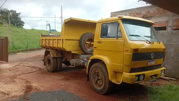 Caminhão caçamba 