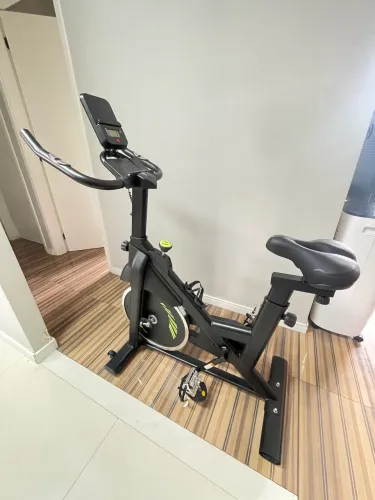 Bicicleta Ergométrica Spinning 8kg Roda Inércia Mecânica Ajustável Monitor Suporte Celular